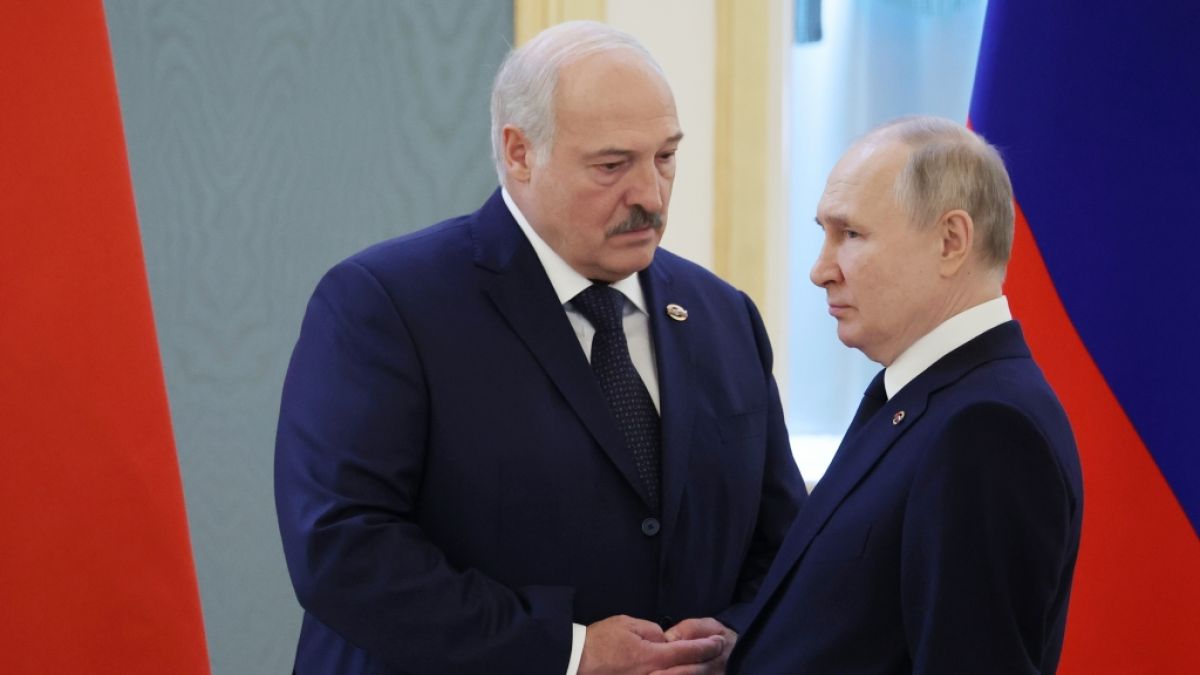 Belarus-Diktator Alexander Lukaschenko (l.) und Kreml-Chef Wladimir Putin machen beim Thema Atomwaffen gemeinsame Sache. (Foto)