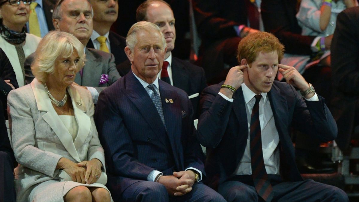 Das wird Papa Charles gar nicht gefallen: Prinz Harry teilt erneut gegen Stiefmama Camilla aus. (Foto)