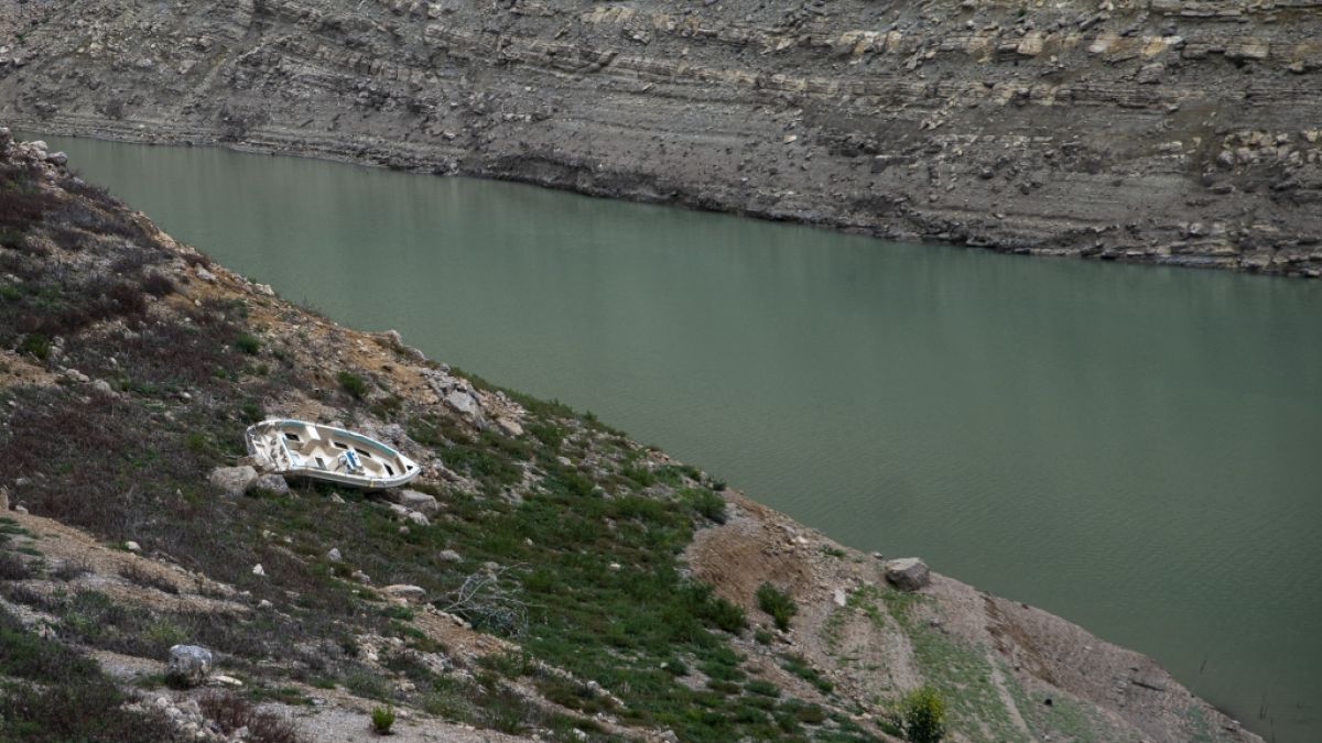 Ein Boot steht am Hang des Baells-Stausees. Die Wassermenge, die sich in den Stauseen der katalanischen Binnenbecken angesammelt hat, erreicht nicht einmal 30 Prozent ihrer Kapazität. (Foto)