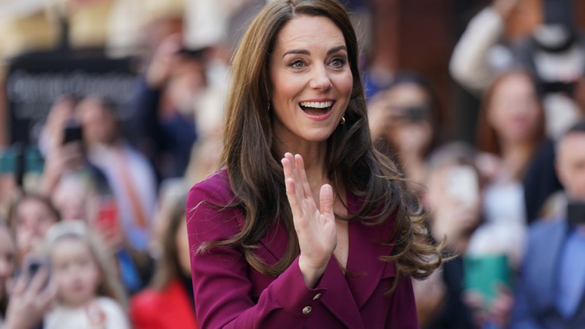 Prinzessin Kate wurde bei einem Besuch in Wales Opfer eines frechen Handtaschendiebstahls - der Schwiegertochter von König Charles III. verging das Lachen trotzdem nicht. (Foto)