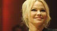 Pamela Anderson (55) sorgt im roten Badeanzug für Schnappatmung.