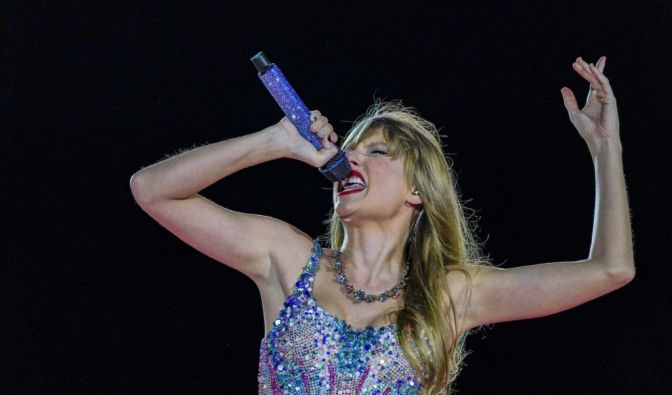 Taylor Swift performt auf der Bühne.