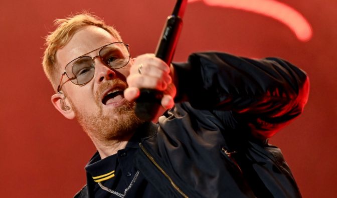 Peter Fox performt auf der Bühne.