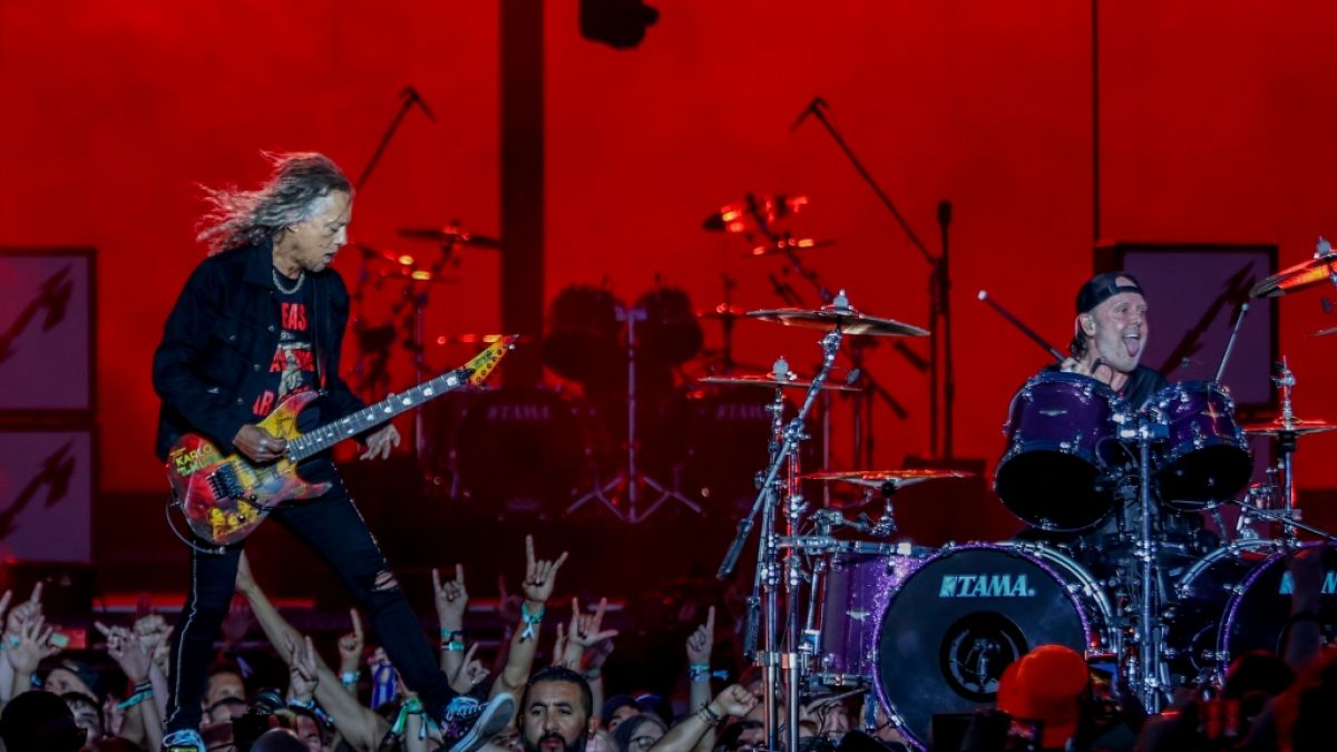 Die Band Metallica performt auf der Bühne. (Foto)