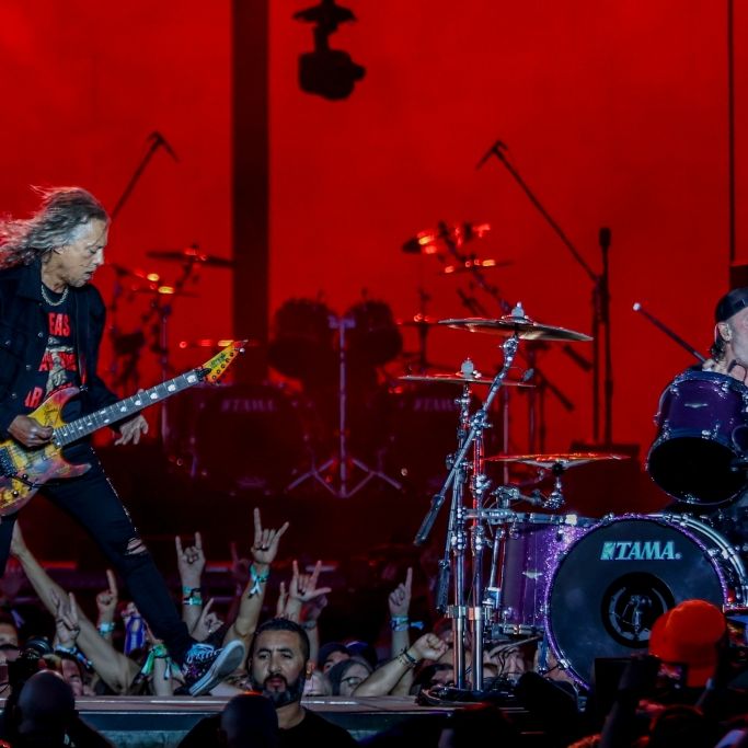 Die Band Metallica performt auf der Bühne.