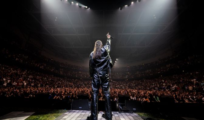 Apache 207 performt auf der Bühne.