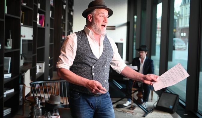 Marc Marshall bereitet sich auf seine Tour vor.