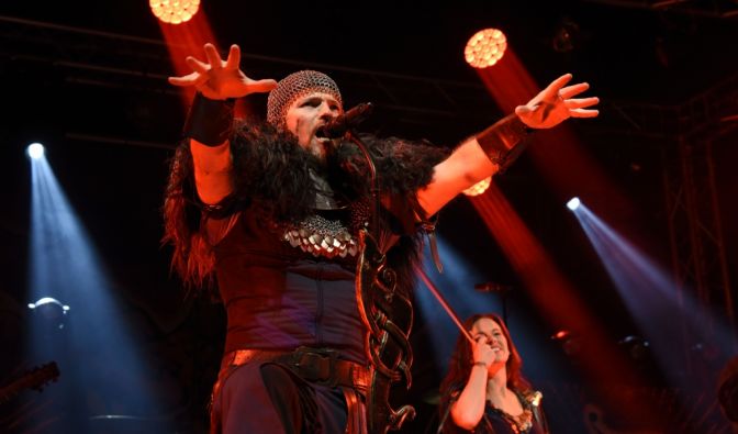 Feuerschwanz performt auf der Bühne.