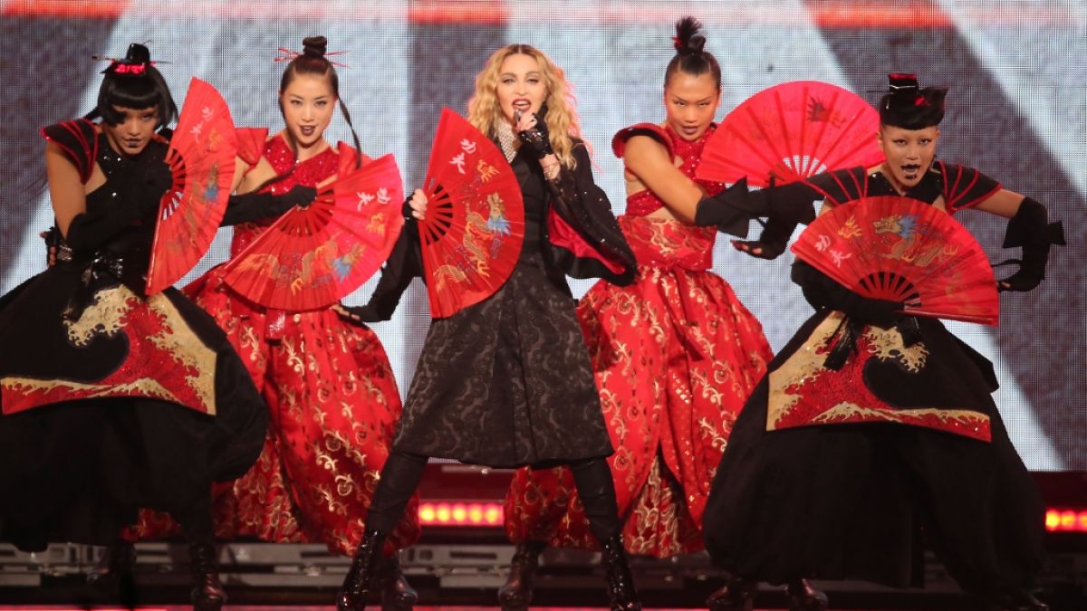 Madonna performt auf der Bühne. (Foto)