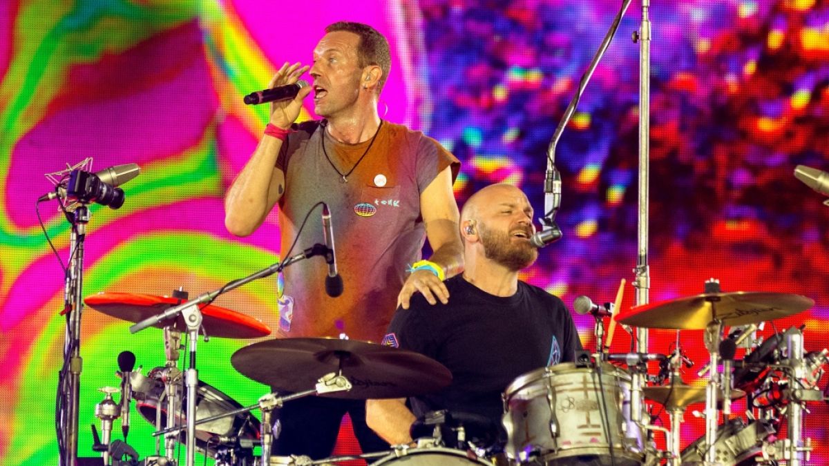 Coldplay performt auf der Bühne. (Foto)