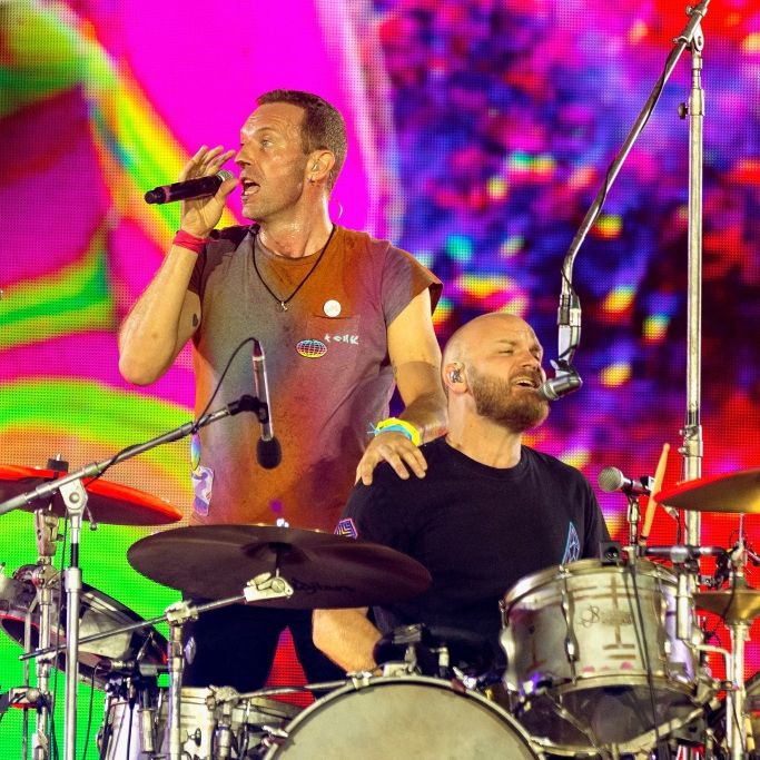 Coldplay performt auf der Bühne.