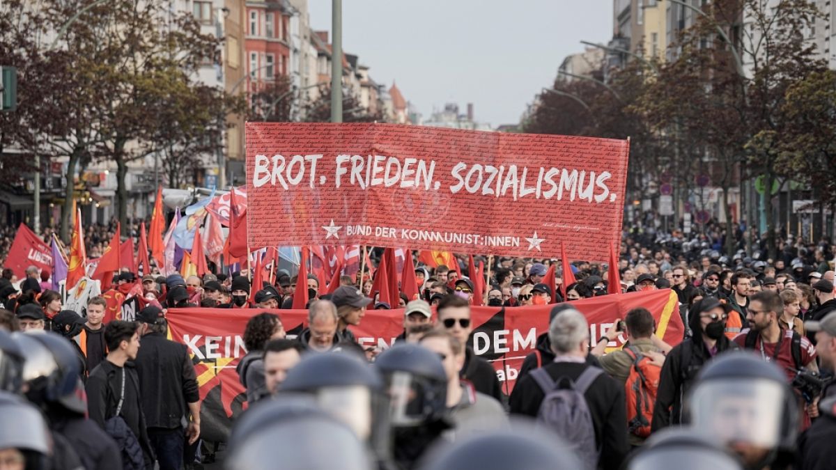 Mehrere tausend Menschen nahmen an der "Revolutionärer 1. Mai"-Demo in Berlin teil. (Foto)