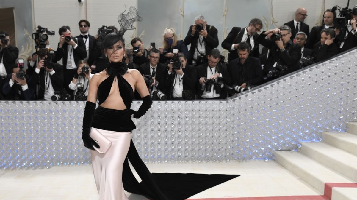 Jennifer Lopez erinnerte in ihrer Robe bei der Met Gala an die Designs von Karl Lagerfeld. (Foto)