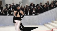 Jennifer Lopez erinnerte in ihrer Robe bei der Met Gala an die Designs von Karl Lagerfeld.