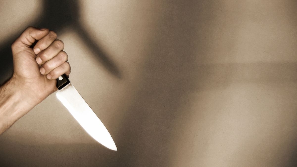 Eine Prostituierte stach mit einem Messer mehrfach auf den Penis eines Kunden ein. (Symbolfoto) (Foto)