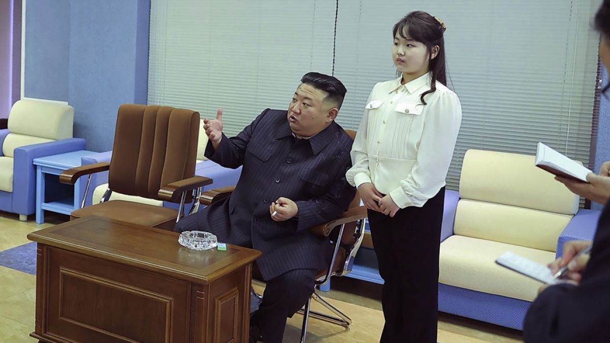 Kim Jong-un (hier mit seiner Tochter Kim Ju-ae) setzt offenbar junge Mädchen als Nordkorea-Influencerinnen im Netz ein. (Foto)