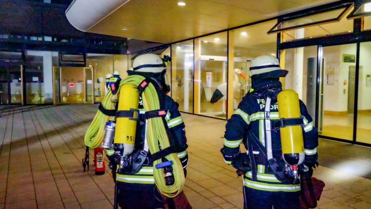 Feuerwehrleute mussten einen Brand in einer Pforzheimer Klinik-Notaufnahme bekämpfen. Ein Patient starb. (Foto)