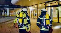 Feuerwehrleute mussten einen Brand in einer Pforzheimer Klinik-Notaufnahme bekämpfen. Ein Patient starb.