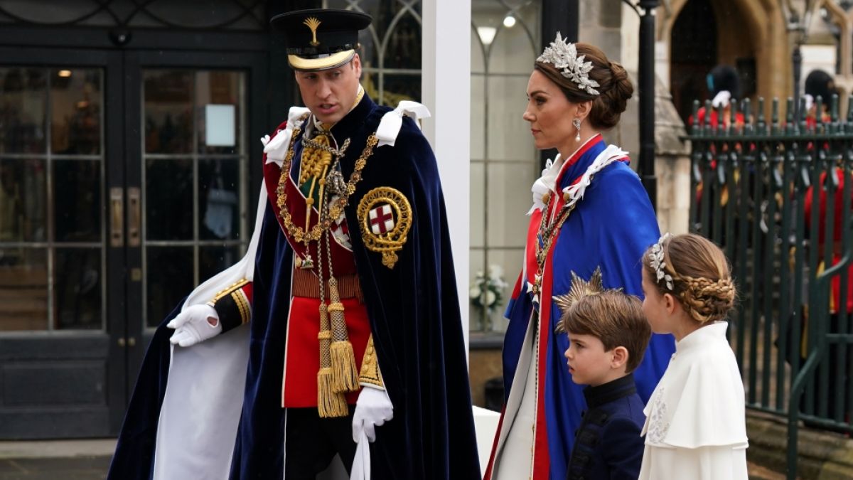 William, Prinz von Wales, und Kate, Prinzessin von Wales, gehen mit ihren Kindern Prinzessin Charlotte und Prinz Louis in die Westminster Abbey vor der Krönungszeremonie von König Charles III. und Königsgemahlin Camilla. (Foto)