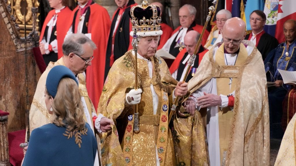 König Charles III. wird vom Erzbischof von Canterbury, Hochwürden Justin Welby, während seiner Krönungszeremonie in der Westminster Abbey mit der St. Edward's Crown (Edwardskrone) gekrönt. (Foto)