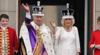König Charles III. und Königin Camilla winken nach ihrer Krönungszeremonie vom Balkon des Buckingham Palastes aus der Menge zu.