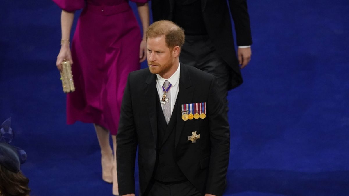 Fühlte sich Prinz Harry bei der Krönung seines Vaters unwohl? (Foto)