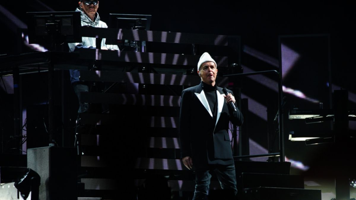 Die Pet Shop Boys performen auf der Bühne. (Foto)