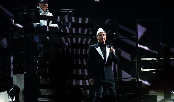 Die Pet Shop Boys performen auf der Bühne.