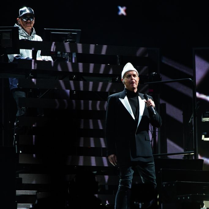 Die Pet Shop Boys performen auf der Bühne.