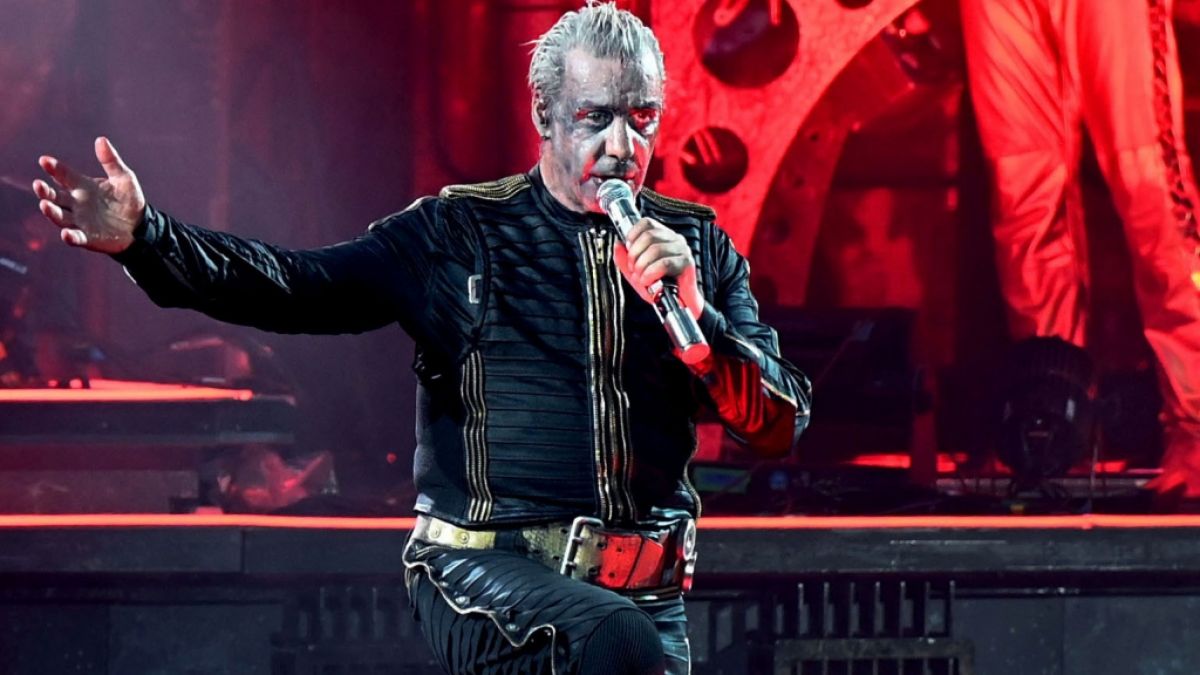 Rammstein-Frontsänger Till Lindemann performt auf der Bühne. (Foto)