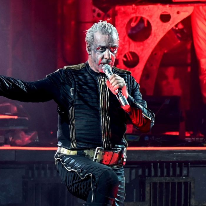Rammstein-Frontsänger Till Lindemann performt auf der Bühne.