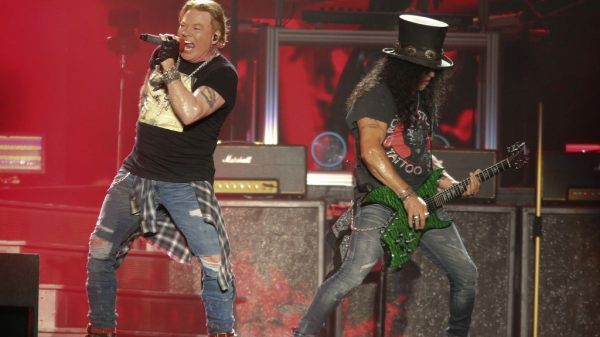 Guns N' Roses performen auf der Bühne. (Foto)