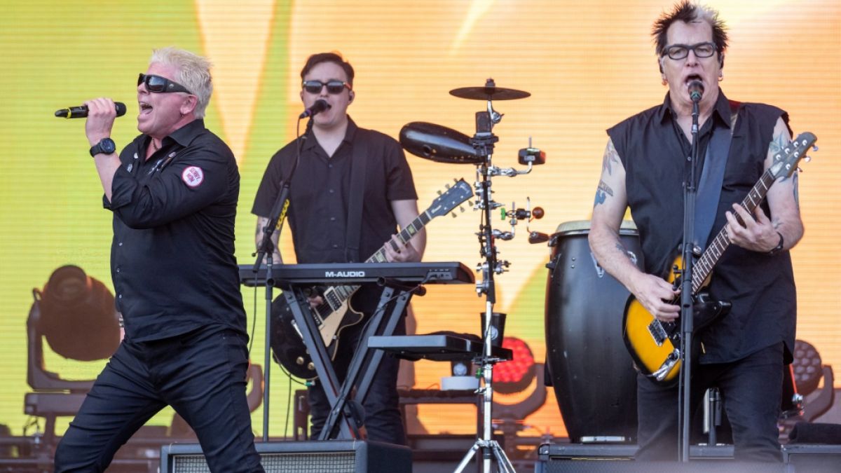 Die Band The Offspring performt auf der Bühne. (Foto)