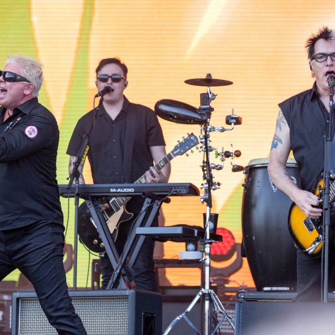 Die Band The Offspring performt auf der Bühne.
