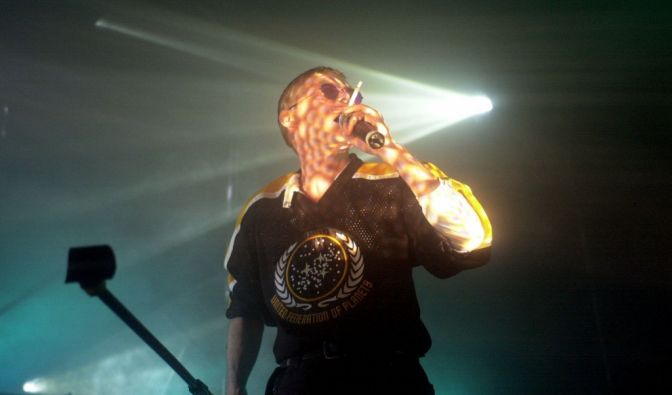 Mark Andrews von The Sisters of Mercy performt auf der Bühne.