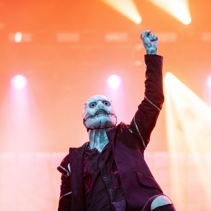 Slipknot performt auf der Bühne.