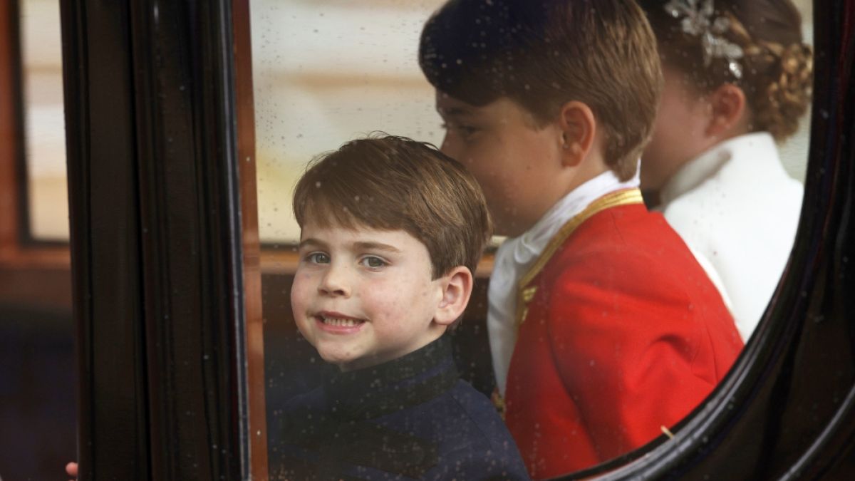 Bei der Kutschfahrt mit Mama Kate, Papa William und seinen Geschwistern George und Charlotte hatte Prinz Louis sichtlich Spaß. (Foto)