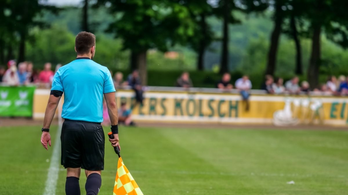 Bei einem Kreisligaspiel in Dortmund am Sonntag (7. Mai) sind Zuschauer des Gastvereins auf einen Linienrichter losgegangen. (Foto)