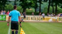 Bei einem Kreisligaspiel in Dortmund am Sonntag (7. Mai) sind Zuschauer des Gastvereins auf einen Linienrichter losgegangen.