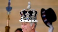 Laut einer Lippenleserin soll sich König Charles III. über die verspätete Ankunft von Prinzessin Kate und Prinz William geärgert haben.