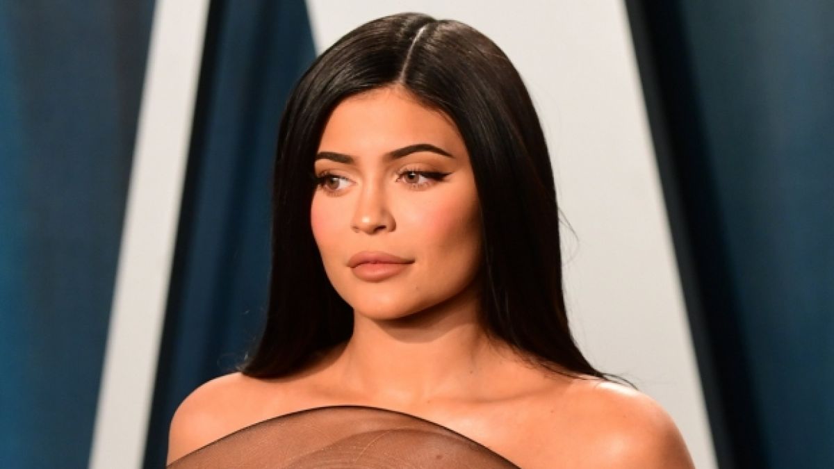 Kylie Jenner S Dress Almost Slipped Off Her Boobs Kylie S Drug Look Shocked The Fans