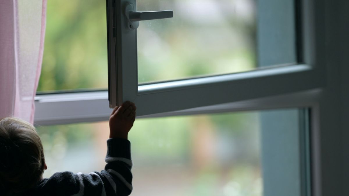 In Wegeberg ist ein vierjähriger Junge nach dem Sturz aus dem Fenster gestorben. (Foto)
