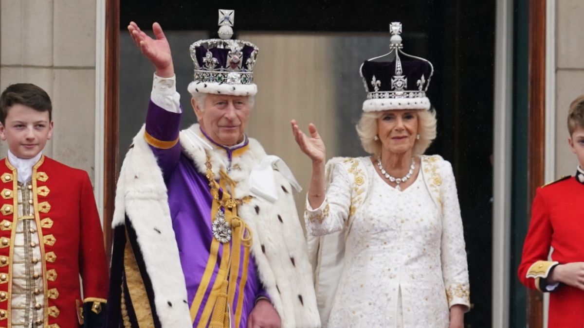 Beim Krönungsauftritt mit Königin Camilla auf dem Balkon des Buckingham-Palastes quälte König Charles III. eine ganz bestimmte Sorge, wie eine Lippenleserin enthüllte. (Foto)