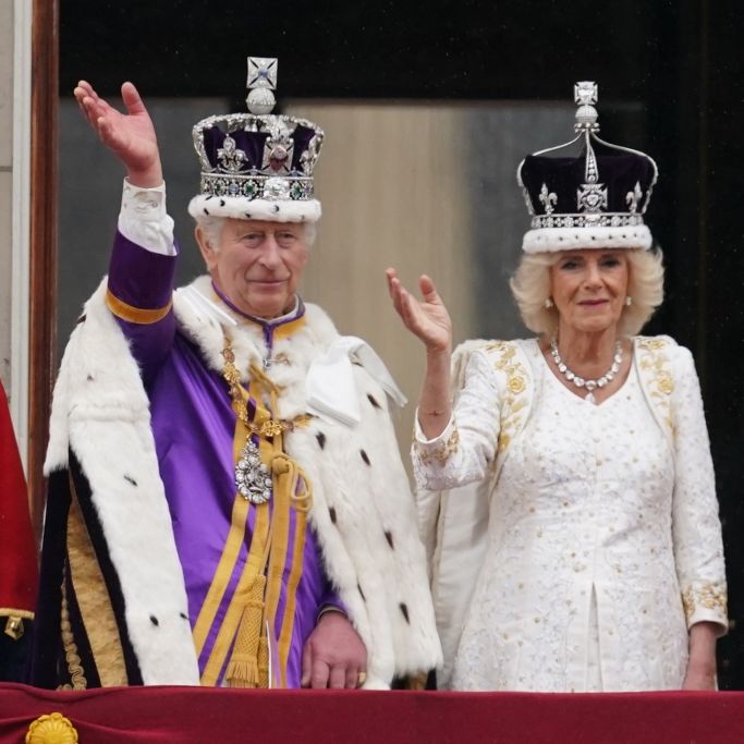 König Charles III. in Sorge! DAS raunte er Camilla auf dem Balkon zu