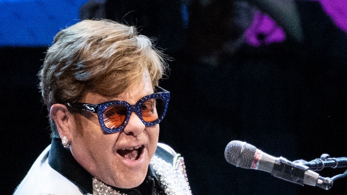 Der Sänger und Pianist Elton John befindet sich derzeit in Deutschland auf seiner "Farewell Yellow Brick Road Tour 2023". (Foto)