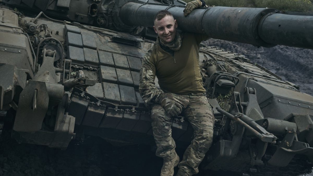 Ein ukrainischer Soldat sitzt auf einem Panzer in der Nähe von Bachmut in der Region Donezk. (Foto)
