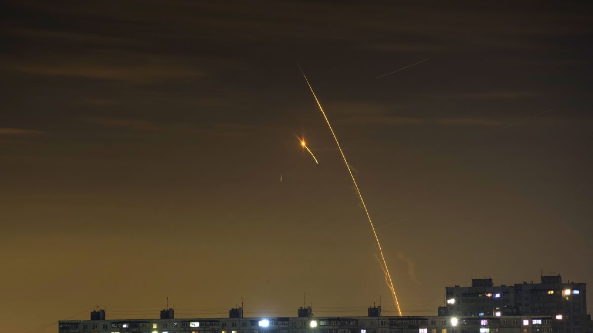 Russische Raketen, die von der russischen Region Belgorod aus auf die Ukraine abgefeuert werden, sind in der Morgendämmerung in Charkiw, Ukraine, am frühen Sonntag zu sehen. (Foto)
