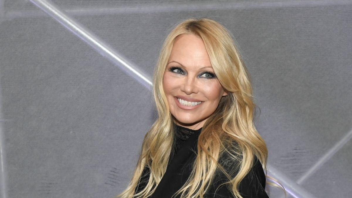 Pamela Anderson zeigte sich am Muttertag gemeinsam mit ihren Söhnen. (Foto)