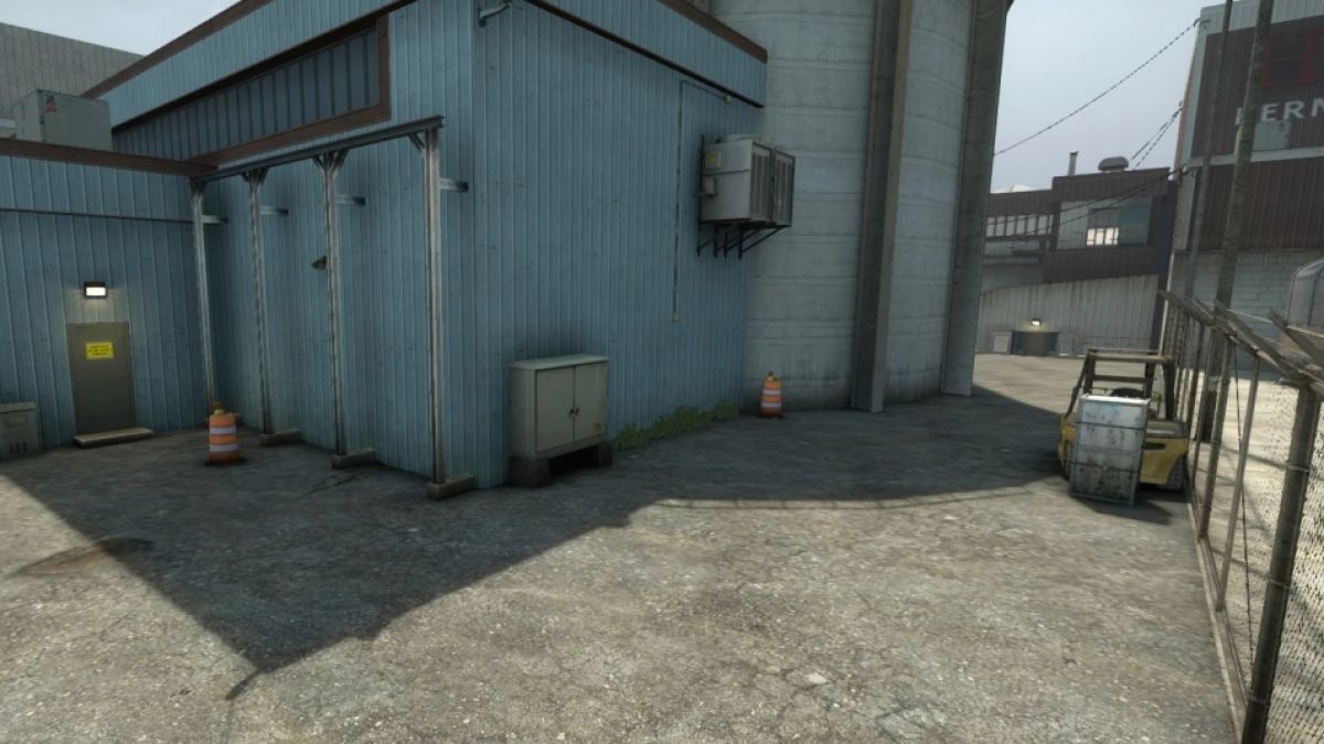 Die CS:GO-Map Nuke bietet taktische Besonderheiten wie multiple Zugangspunkte zu den Bombenstellen und vertikales Gameplay durch Leitern in einem Kernkraftwerk. (Foto)