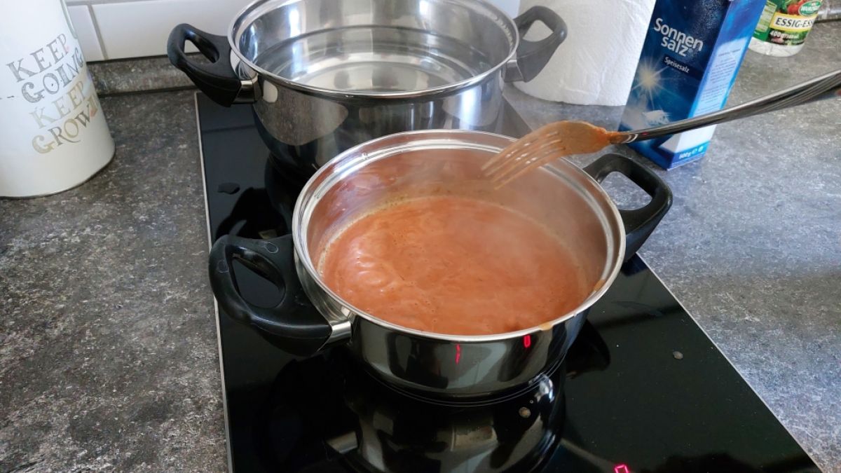 Die Tomatensauce von "veprosa" wird im Topf zubereitet. (Foto)